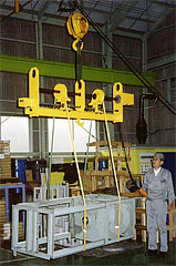 重量物反転機（機械工場での使用例）